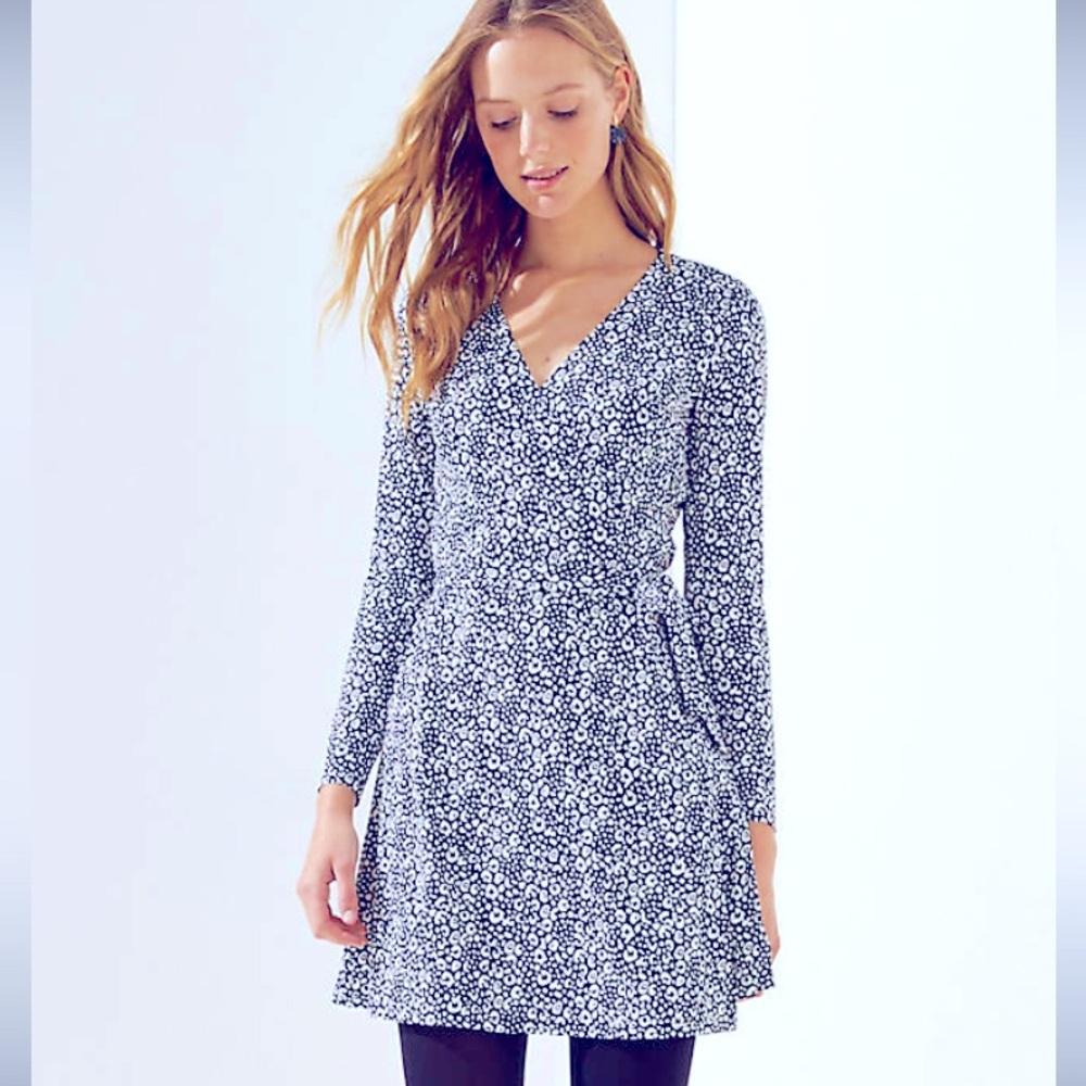 LOFT Black and White print V neck & long Sleeve wrap Dress Sz 0